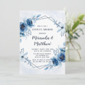 ほこりっぽいブルーネイビー水色フローラカップルのシャワー 招待状 (スタンド正面)