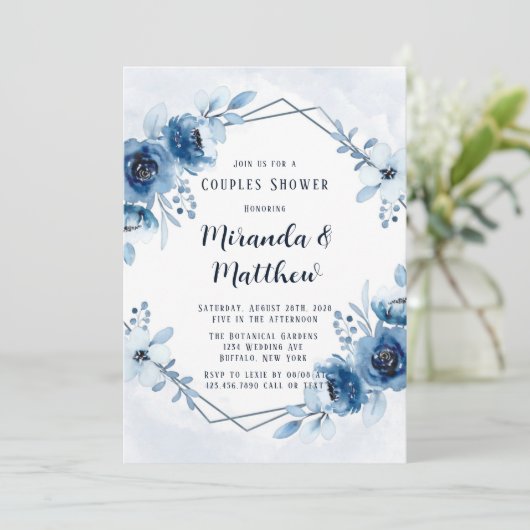 ほこりっぽいブルーネイビー水色フローラカップルのシャワー 招待状 (スタンド正面)