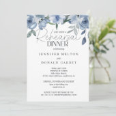 ほこりっぽいブルーバラ花結婚のリハーサルディナー 招待状 (スタンド正面)