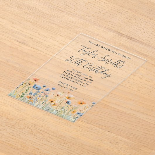 ほこりっぽいブルーピーチワイルドフラワーズ50誕生日 アクリル招待状 (レイダウン)