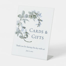 ほこりっぽいブルーフローラカードとギフトブライダルシャワー 台座サイン