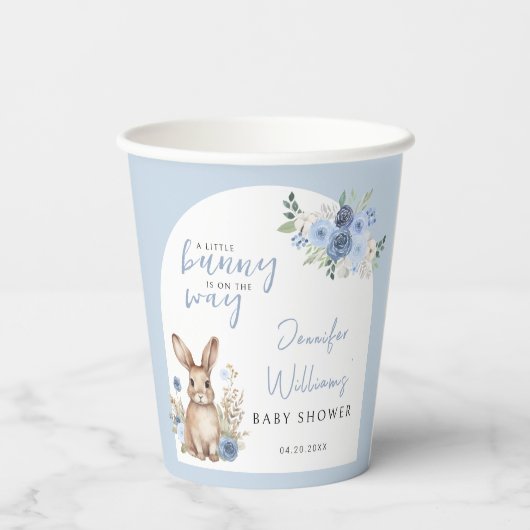 ほこりっぽいブルーフローラバニー男の赤ちゃんシャワー紙カップ 紙コップ (裏面)