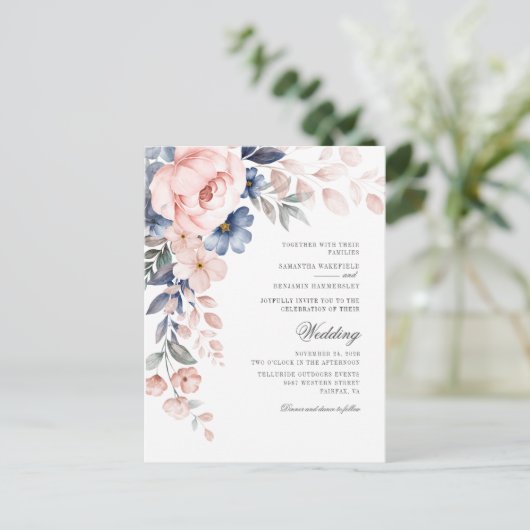 ほこりっぽいブルーフローラピンクウォーターカラー開花結婚ズ インビテーションポストカード (スタンド正面)