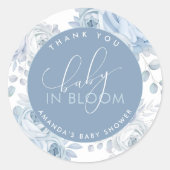 ほこりっぽいブルーフローラベビーイン開花ベビーシャワー ラウンドシール (正面)