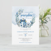ほこりっぽいブルーフローラリースリトルカボチャ男の子ベビー 招待状 (スタンド正面)