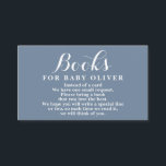 ほこりっぽいブルーブックスベビーリクエストカード エンクロージャーカード<br><div class="desc">ほこりっぽい青い赤ちゃんシャワーがカードの代わりに本を持って来る</div>