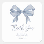 ほこりっぽいブルーボウボーイボーイベビーシャワーありがとう スクエアシール (正面)