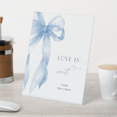 ほこりっぽいブルーボウ愛は甘いトリートの好意サインである 台座サイン (インサイチュ)