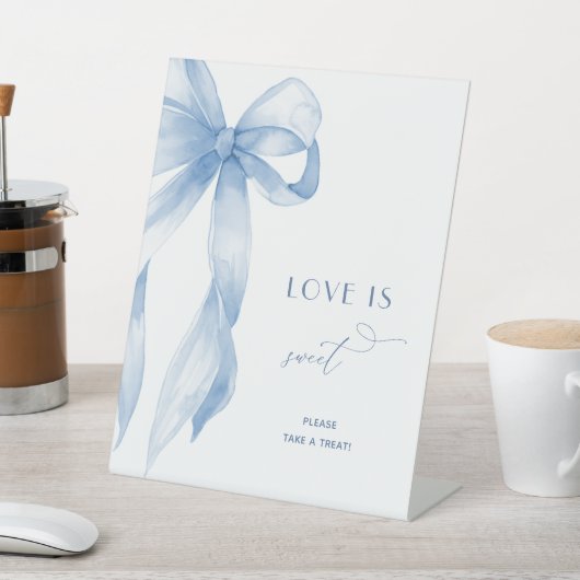 ほこりっぽいブルーボウ愛は甘いトリートの好意サインである 台座サイン