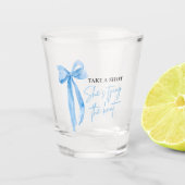 ほこりっぽいブルーボウ結び目ブライダルシャワー ショットグラス (正面)