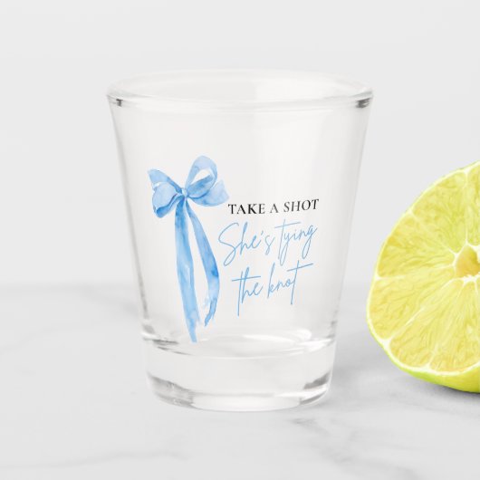 ほこりっぽいブルーボウ結び目ブライダルシャワー ショットグラス (正面)