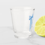 ほこりっぽいブルーボウ結び目ブライダルシャワー ショットグラス (左)