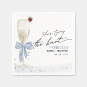 ほこりっぽいブルーボウ結び目ブライダルシャワー スタンダードカクテルナプキン (正面)