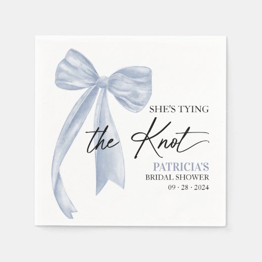 ほこりっぽいブルーボウ結び目ブライダルシャワー スタンダードカクテルナプキン (正面)