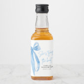 ほこりっぽいブルーボウ結び目ブライダルシャワー リキュールボトルラベル (正面)