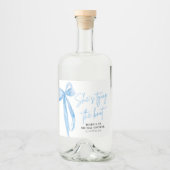 ほこりっぽいブルーボウ結び目ブライダルシャワー リキュールボトルラベル (正面)