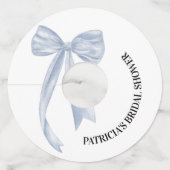 ほこりっぽいブルーボウ結び目ブライダルシャワー ワイングラスタグ (正面)