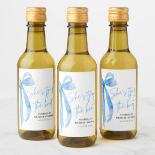 ほこりっぽいブルーボウ結び目ブライダルシャワー ワインラベル