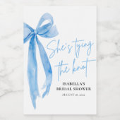 ほこりっぽいブルーボウ結び目ブライダルシャワー ワインラベル (シングルラベル)