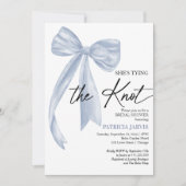ほこりっぽいブルーボウ結び目ブライダルシャワー 招待状 (正面)