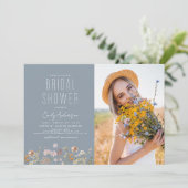 ほこりっぽいブルーボホワイルドフラワーブライダルシャワー写真 招待状 (スタンド正面)