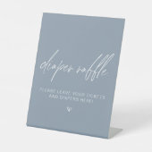 ほこりっぽいブルーミニマリストシャワーおむつラッフル 台座サイン (正面)