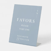 ほこりっぽいブルーモダンモノグラムの結婚好意 台座サイン (正面)