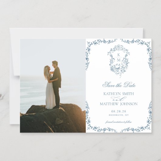 ほこりっぽいブルーモノグラムヴィンテージの紋章の日付を保存 マグネット招待状 (正面)