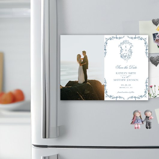 ほこりっぽいブルーモノグラムヴィンテージの紋章の日付を保存 マグネット招待状