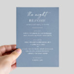 ほこりっぽいブルーリハーサルディナー。前夜航海の メニュー<br><div class="desc">このクールほこりっぽい青いエレガントリハーサルのディナーメニューで、"前の夜"にトーンを持って。クリーンなタイポグラフィと柔らかく抑えられた青い背景で、このミニマルなデザインは春や夏の結婚式、特に沿岸航海の、ビーチ、または海のテーマを持つ結婚式のために美しくインスパイア動作する。洗練されたテーブルの詳細を作成するカップル、ホスト、またはウェディングプランナーに最適。この完全に編集可能なメニューは、ディナーのコースとイベントの詳細と一緒に自分のお祝いのスタイルに一致させることができる。</div>