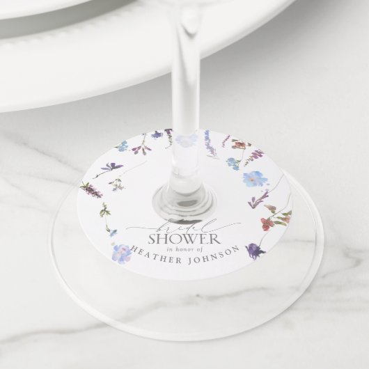 ほこりっぽいブルーワイルドフラワーウォーターブライダルシャワー ワイングラスタグ (クローズアップ)