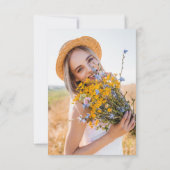 ほこりっぽいブルーワイルドフラワー花びら&プロセッコ写真 招待状 (裏面)