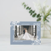 ほこりっぽいブルー新婚1stクリスマスフォトスノーフレーク シーズンポストカード (スタンド正面)