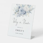 ほこりっぽいブルー花模様ウェルカムベビーイン開花シャワー 台座サイン (正面)