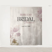 ほこりっぽいミュート赤面ピンクフローラブライダルシャワー タペストリー (正面)