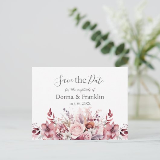 ほこりっぽいモダンバラピンクの結婚式の日付を保存 ポストカード (スタンド正面)