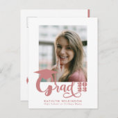 ほこりっぽいモダンピンクのスクリプトトレンディー写真卒業 インビテーションポストカード (正面/裏面)