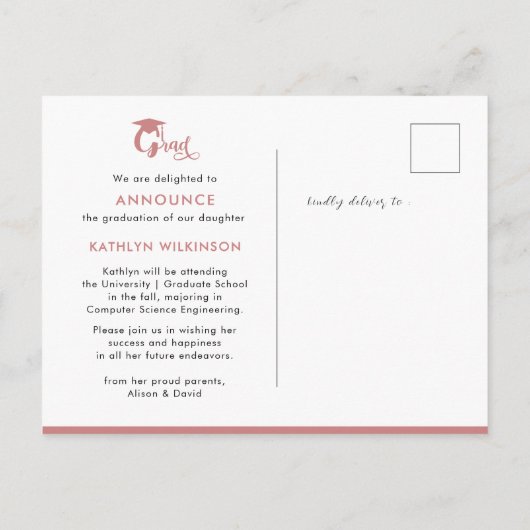 ほこりっぽいモダンピンクのスクリプトトレンディー写真卒業 案内ポストカード (裏面)