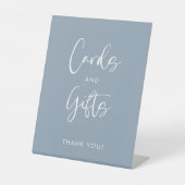 ほこりっぽいモダン青いウェディングカードとギフト 台座サイン (正面)