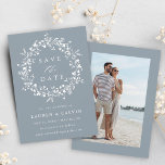 ほこりっぽいモダン青ボホ・ワイルドフラワー結婚の写真 セーブザデート<br><div class="desc">このエレガントな結婚式は、日付カードを保存し、バックにあなたの写真とワイルドフラワーシルエットリースを特徴とする。このデザインの高度なカスタマイズについてクリックは、上の青いデザインツールボタンをクリックして下さい。</div>