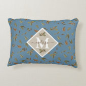 ほこりっぽい素朴ブルー葉ブラウンモノグラムのズ アクセントクッション (裏面)