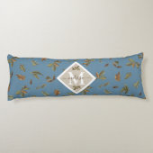 ほこりっぽい素朴ブルー葉ブラウンモノグラムのズ ボディピロー (裏面)