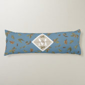 ほこりっぽい素朴ブルー葉ブラウンモノグラムのズ ボディピロー (正面)