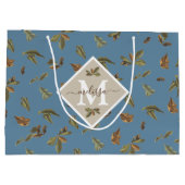 ほこりっぽい素朴ブルー葉ブラウンモノグラムのズ ラージペーパーバッグ (裏面)