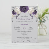 ほこりっぽい紫と白い花の灰色の誕生日 招待状 (スタンド正面)