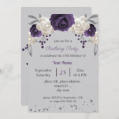 ほこりっぽい紫と白い花の灰色の誕生日 招待状 (正面/裏面)