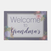 ほこりっぽい紫のおばあちゃんの花デザインへようこそ ドアマット (正面)