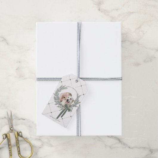 ほこりっぽい緑のクリスマスリース写真 ギフトタグ (より糸付き)