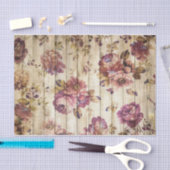 ほこりっぽい薄紫ピンクの花ライトベージュウッドプランク 薄葉紙 (クラフト)