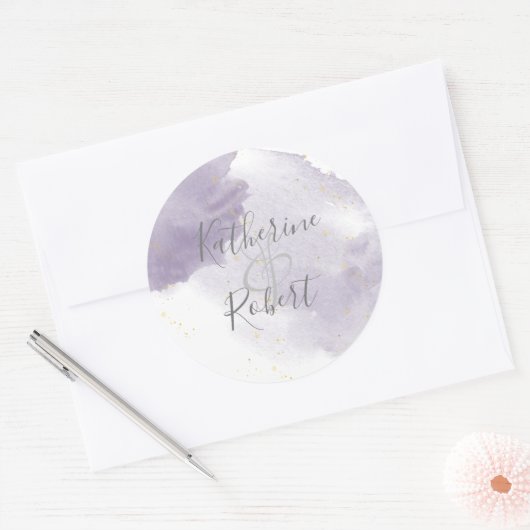 ほこりっぽい金ゴールドとパープル結婚のモノグラムのステッカー ラウンドシール (封筒)